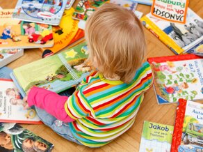 Grafik Kind mit Buch | © Fotolia Grafik Kind mit Buch | © Fotolia